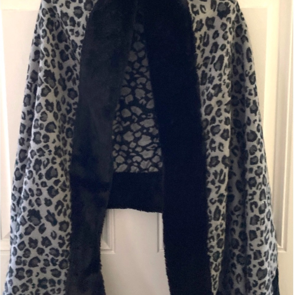 Dennis Basso Leopard Print Jacquard
Shawl/Fur Trim/Black & Gray/72 × 26"